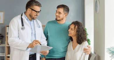 Lekarz omawia wyniki badań z parą planującą ciążę podczas konsultacji.